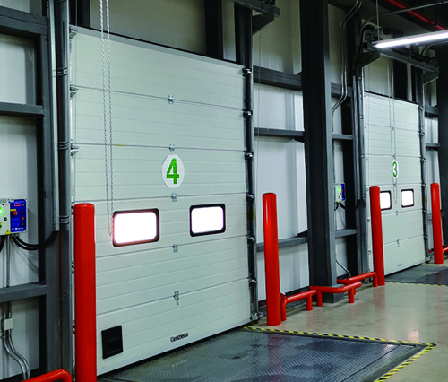 Quelle est la différence entre une porte d'ascenseur industrielle et une porte roulante ?