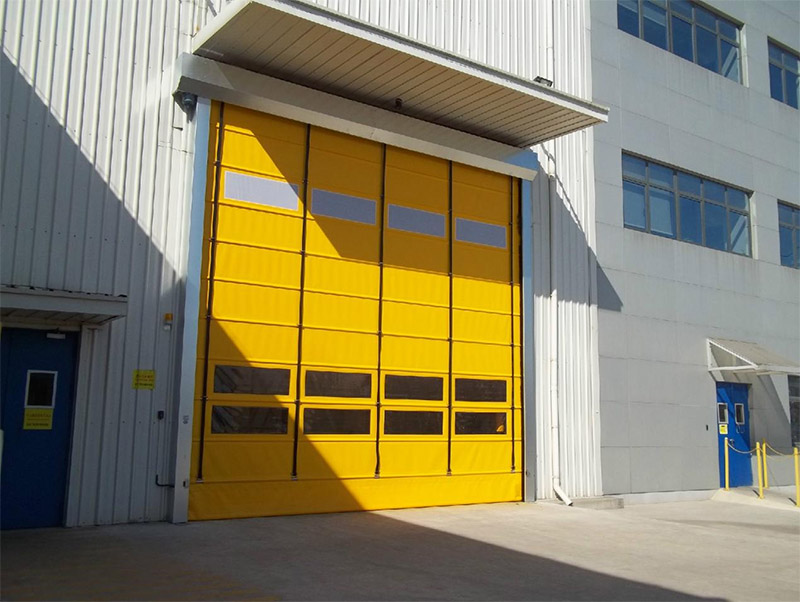 Quel type de porte à grande vitesse convient aux sorties extérieures avec une pression du vent élevée?
