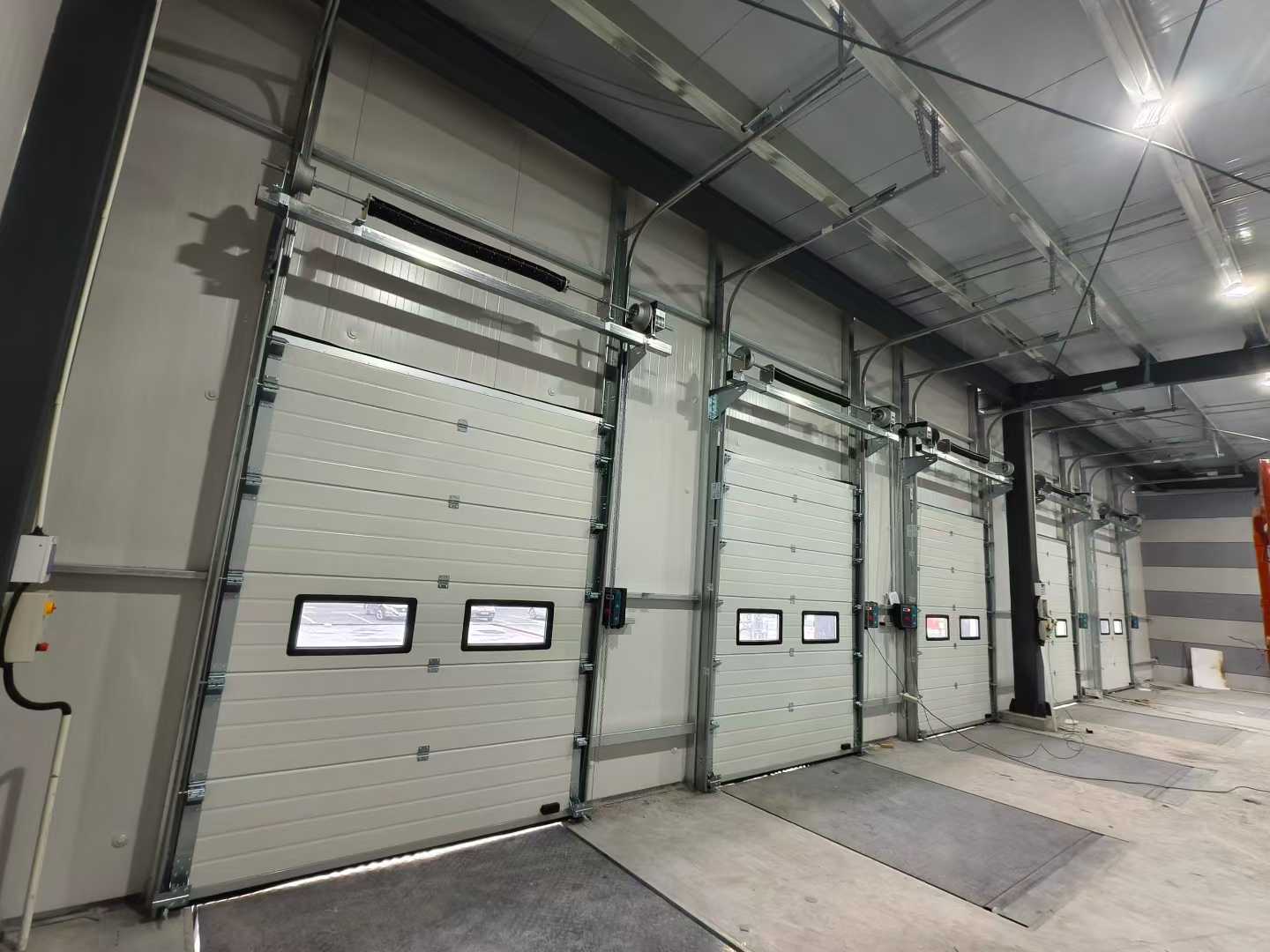 Expédition de portes sectionnelles industrielles et de niveleurs de quai pour les projets d'entrepôt